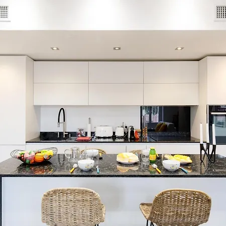 Ginabelayourhosthelper Saint-Tropez