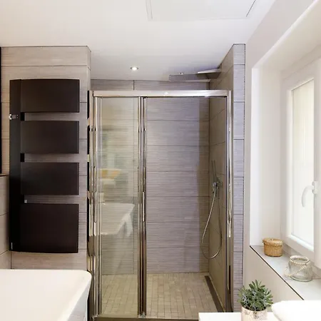 Ginabelayourhosthelper * Saint-Tropez