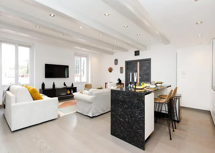 Ginabelayourhosthelper Saint-Tropez